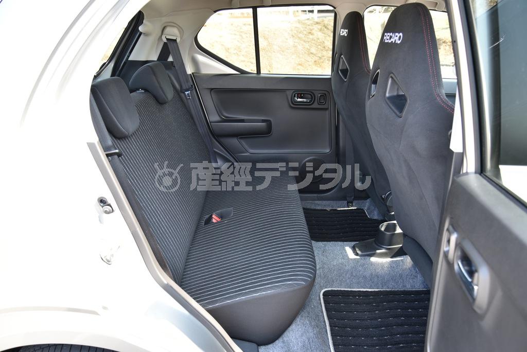 今どきの軽らしく後席広々なのは、座面が短くしてあるから。おかげで乗降性はいいけれど、サイドサポートのないベンチ形状ということもあって、中～長距離移動には向かない。とは言え、スポーツカーなのにしっかり４人乗れるということは間違いなく美点。アルトワークス