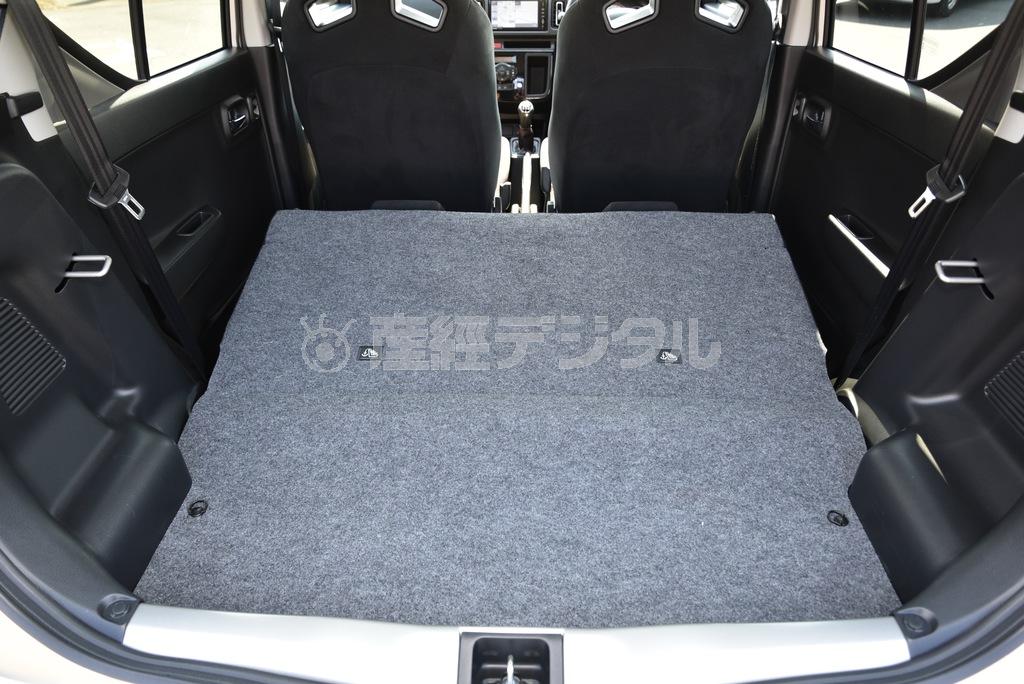 見よ、この広大な荷室を。２人乗りと割り切れば、用途がぐんと広がるこの汎用性がうれしい。アルトワークス