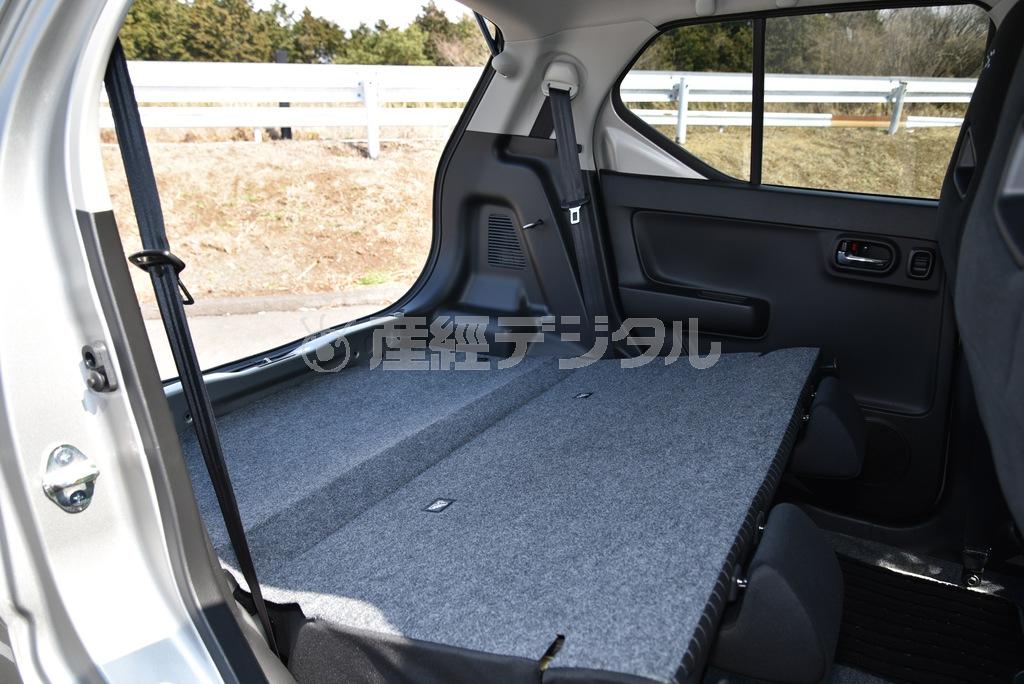 後席ヘッドレストを取り去ってしまえば、前席とたたんだ後席との間にも隙間があるので、高さのあるものを積むこともできる。アルトワークス