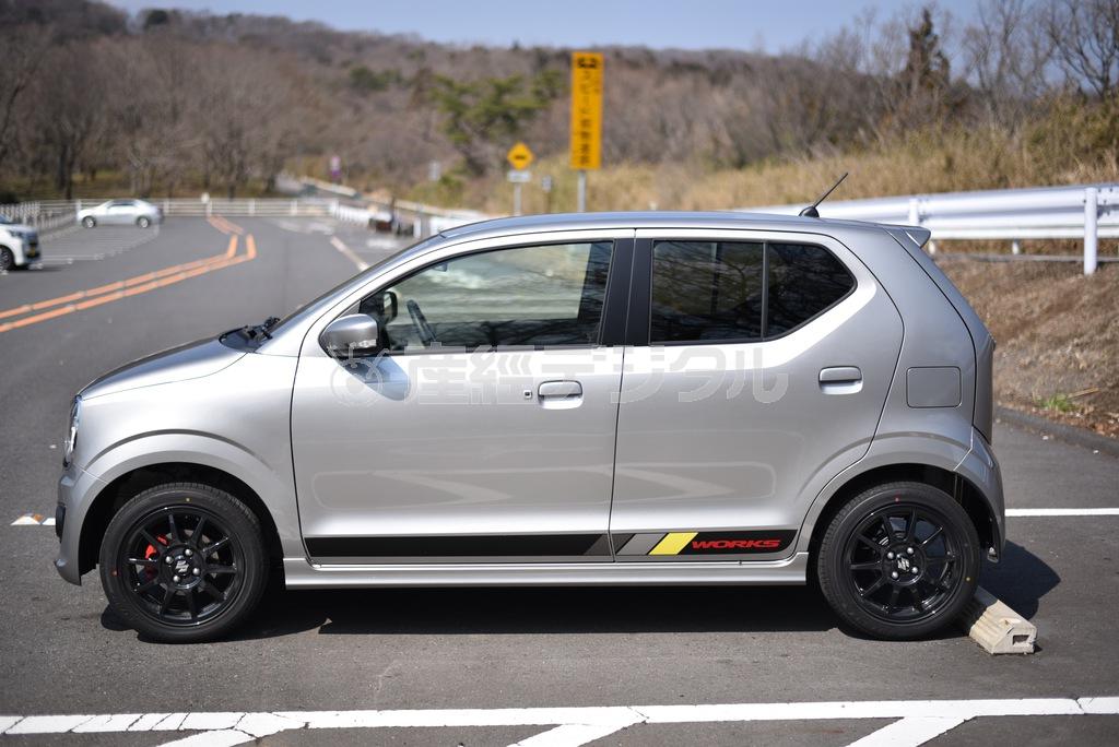 標準グレードと共通デザインのボディだが、今どきの軽としてはフロントウインドーの傾斜がキツめ。スポーツグレード前提の設計だった？アルトワークス