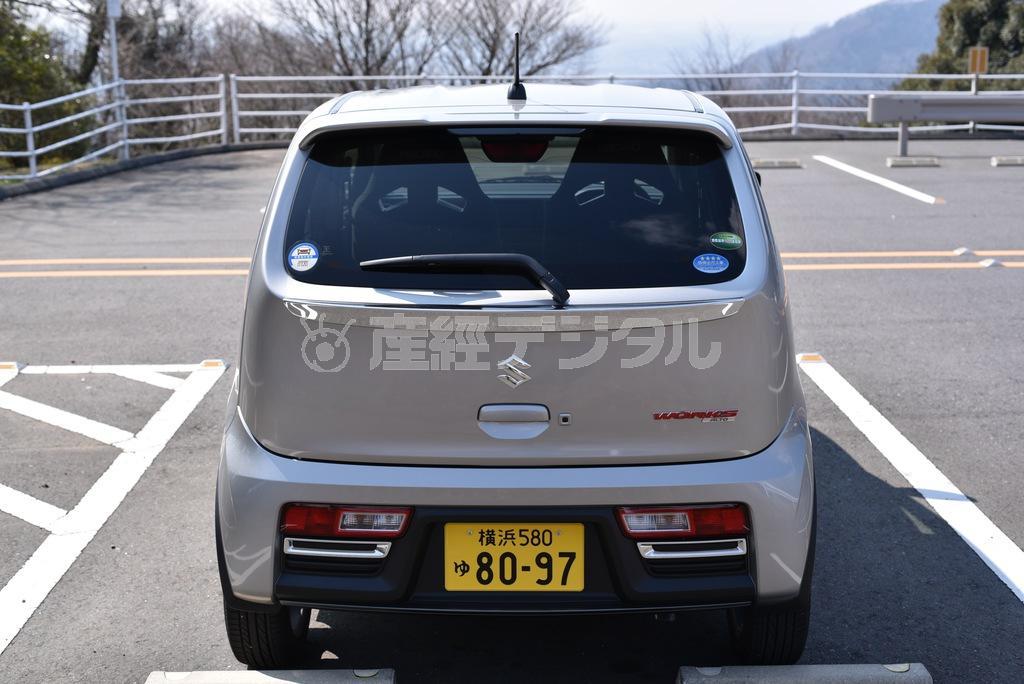 バンパー埋め込みのリアコンビランプ。初代のワゴンＲをほうふつさせる。アルトワークス