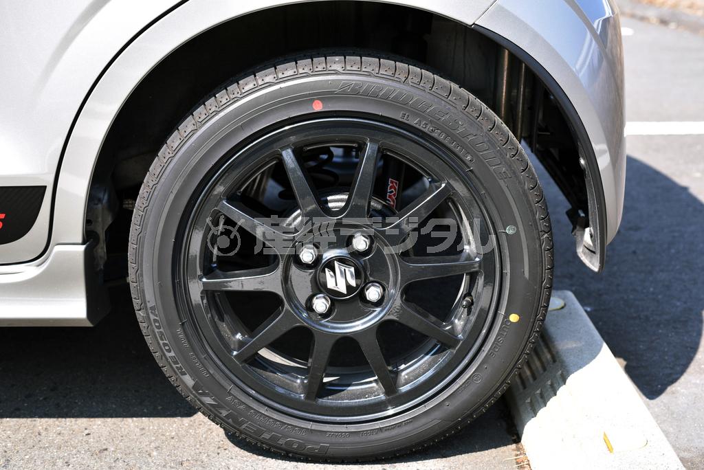 タイヤサイズは前後ともに１６５／５５Ｒ１５。銘柄はブリジストン・ポテンザＲＥ０５０Ａと贅沢です。アルトワークス