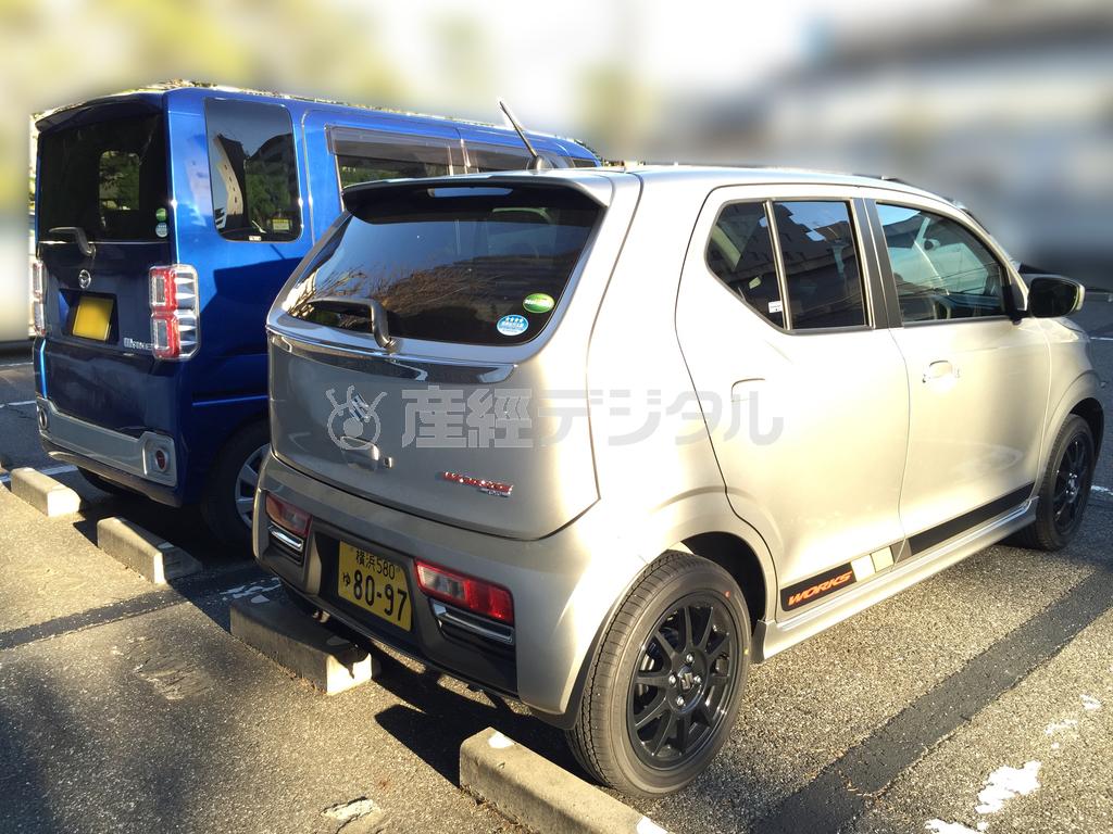 後ろからだとウェイクの背の高さ、真四角さがさらに際立つ。アルトよりさらに車高の低いホンダのＳ６６０やダイハツ・コペンとも並べてみたくなる。アルトワークス