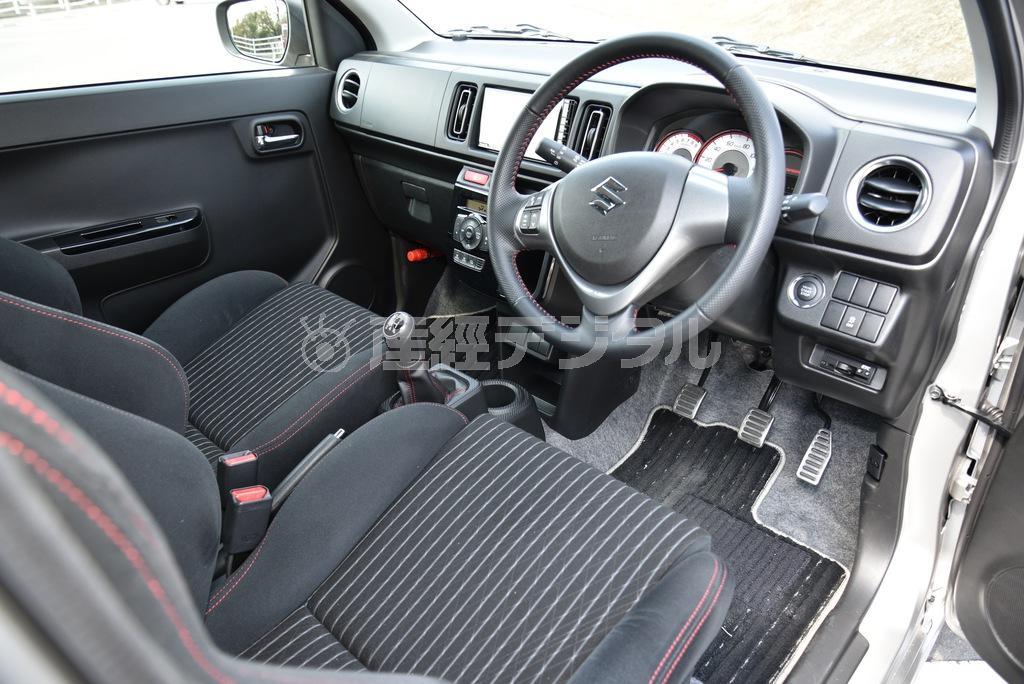 キャビンは標準グレードより狭く感じる。そのワケは…次フォトへ。アルトワークス