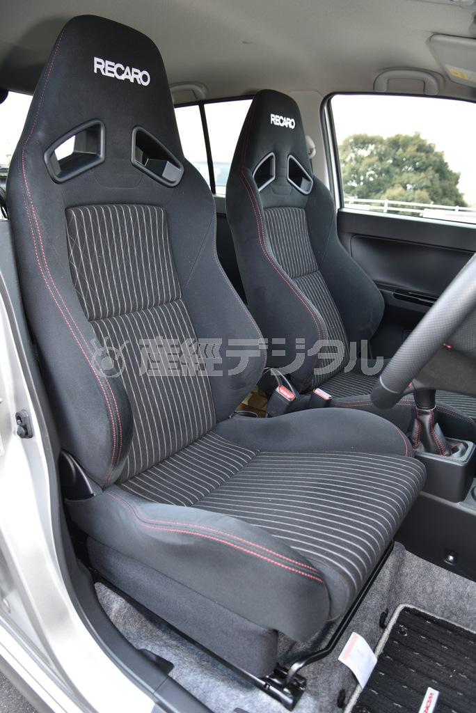 レカロ製バケットシート。座り心地とサポートは抜群なのだが、着座位置が標準グレードより高くなっているのが残念。ヘッドレストは天井に届きそうだ。アルトワークス