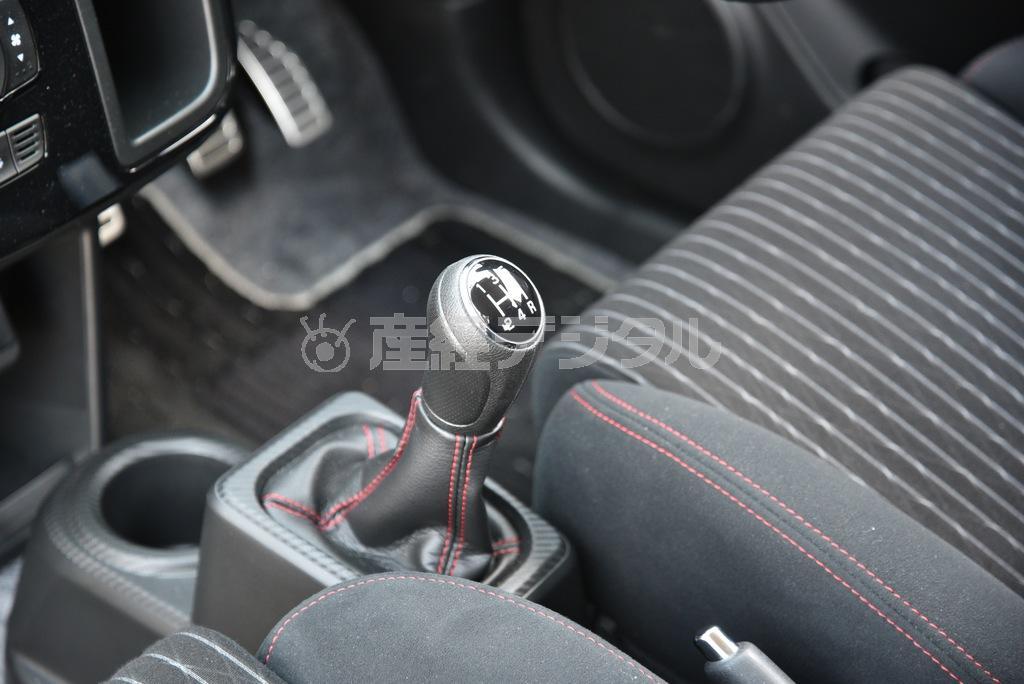 剛性感が高く、シフト操作が気持ちいい５速マニュアルシフト。これで６速だったら最高なんだけどなぁ。アルトワークス