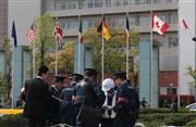 平和記念公園入口で警備にあたる警察官ら＝１１日午前、広島市中区（山田哲司撮影）