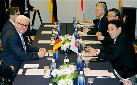 ドイツのシュタインマイヤー外相（左手前）と会談する岸田外相（右手前）＝１０日夜、広島市（代表撮影）