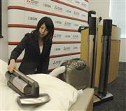 三菱電機が発売するスティック型コードレス掃除機の新商品。ふとん乾燥機と組み合わせると、快眠効果がより期待できる＝１２日、東京都中央区（宇野貴文撮影）