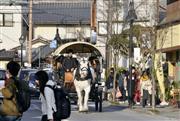 観光客に人気の周遊用の馬車が走るＪＲ由布院駅前の街並み。地方にも外国人観光客の姿が増えている＝大分県由布市