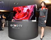 ＬＧエレクトロニクス・ジャパンが発表した有機ＥＬテレビ「ＬＧＯＬＥＤＴＶ」＝１３日午後、東京都中央区（納冨康撮影）