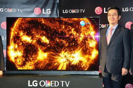 有機ＥＬテレビの新製品を紹介するＬＧエレクトロニクス・ジャパンの李仁奎社長＝１３日、東京都中央区