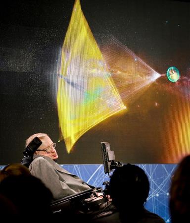 記者会見するスティーブン・ホーキング博士＝１２日、ニューヨーク（ＡＰ）