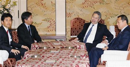 国会内で会談に臨む自民党の佐藤国対委員長（中央右）と民進党の安住国対委員長（同左）ら＝１３日午後