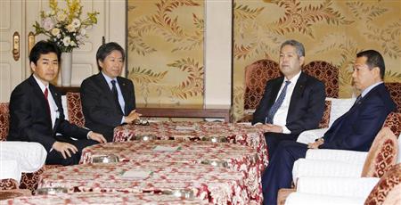 国会内で会談に臨む自民党の佐藤国対委員長（中央右）と民進党の安住国対委員長（同左）ら＝１３日午後