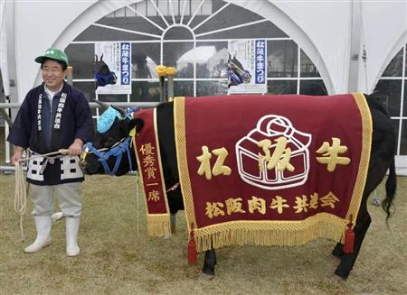 品評会で高値がついた松阪牛＝２０１５年１１月、三重県松阪市