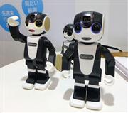 シャープの人型ロボット携帯電話「ロボホン」