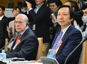 国際金融経済分析会合に臨む経済協力開発機構のグリア事務総長（左）とアジア開発銀行のシャンジン・ウェイ・チーフエコノミスト＝１３日午前、首相官邸