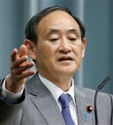 記者会見する菅官房長官＝１３日午前、首相官邸