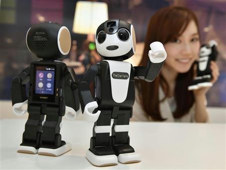 シャープの人型ロボット携帯電話「ロボホン」＝１４日午後、東京都港区