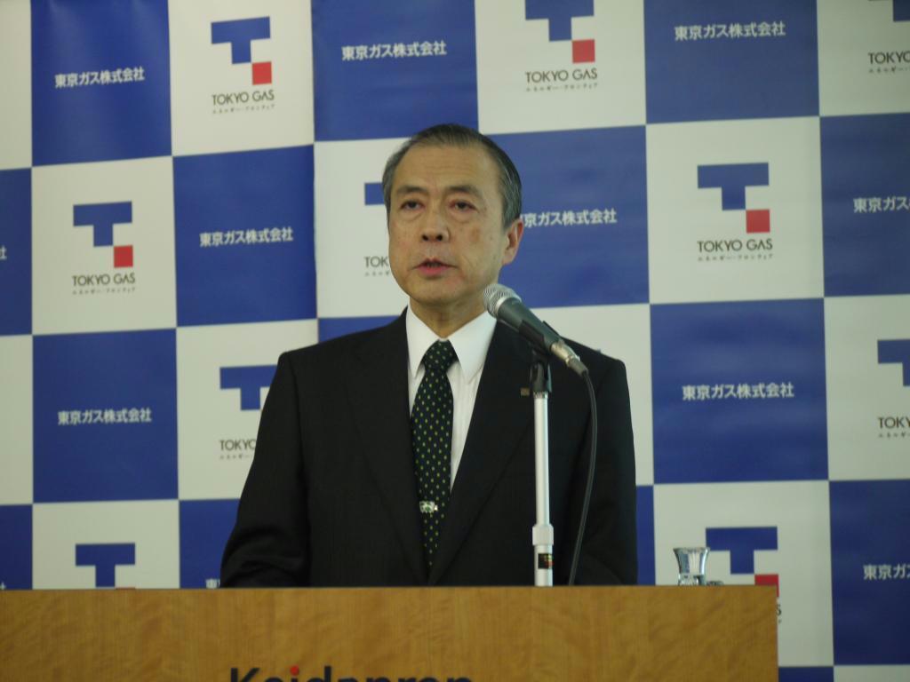 記者会見する東京ガスの広瀬道明社長＝１４日、東京都千代田区