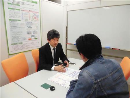 アイアル少額短期保険で、顧客（手前）から相談を受けるスタッフ（イメージ）