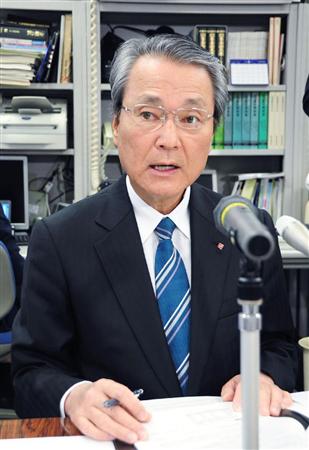 記者会見する生命保険協会の筒井義信会長＝１５日午後、日銀本店