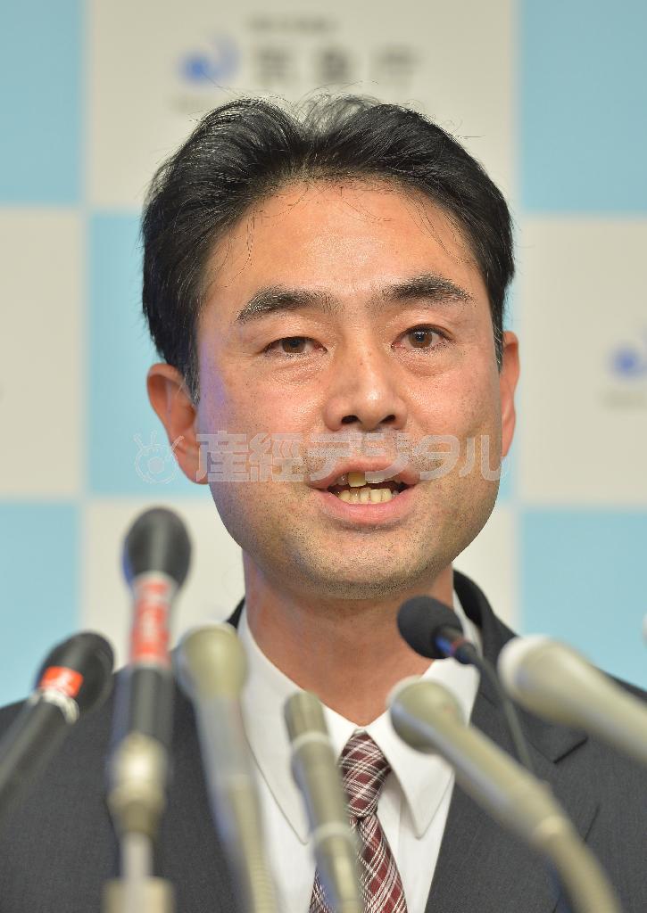 気象庁で会見を行う気象庁地震火山部の青木元地震津波監視課長＝１４日午後、気象庁（納冨康撮影）