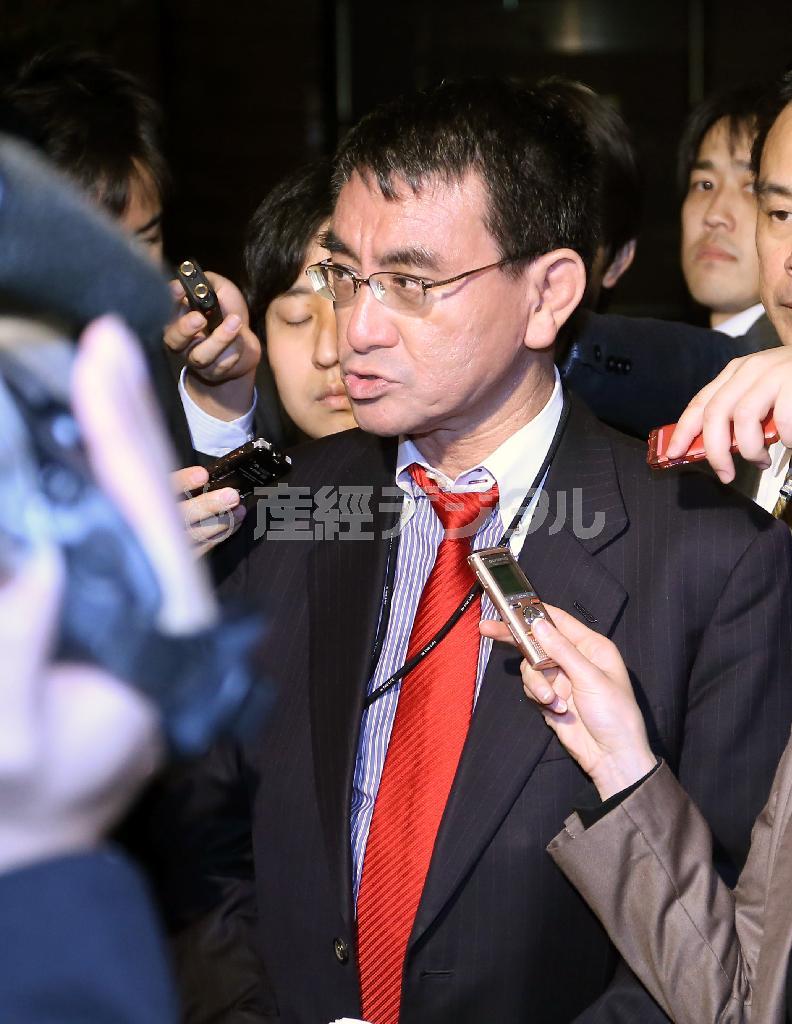 記者の質問に答える河野太郎防災担当相＝１５日午前、首相官邸（長尾みなみ撮影）