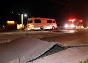 【熊本地震】隆起したアスファルト＝１４日、熊本県益城町（中島信生撮影）