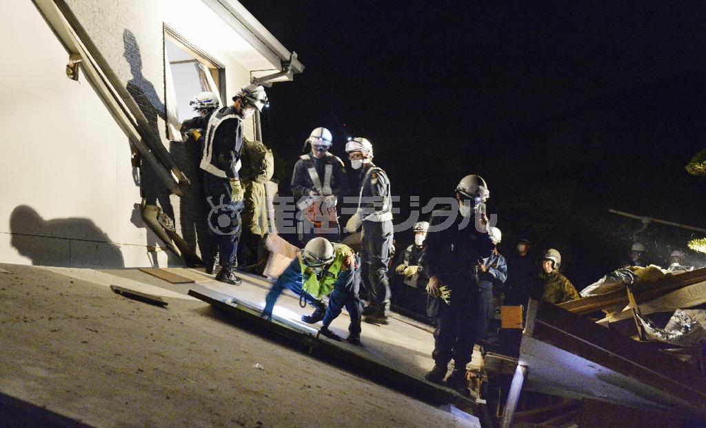 【熊本震度７】損壊した家屋で救助活動をする消防隊員ら＝１５日午前２時、熊本県益城町
