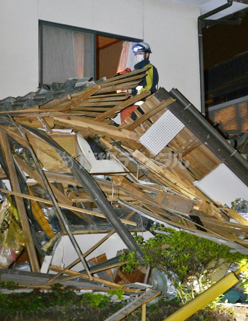 【熊本震度７】倒壊した家屋を調べる消防隊員＝１５日午前１時２７分、熊本県益城町