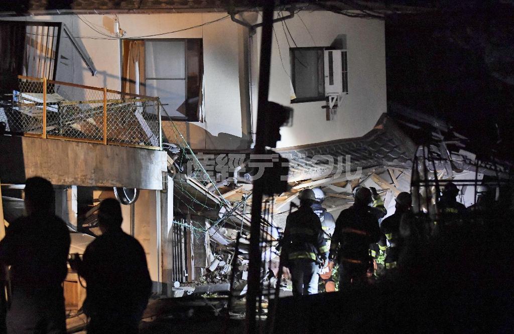 【熊本震度７】光を当て、生存者を捜索する救助隊員＝１５日午前１時２２分、熊本県益城町