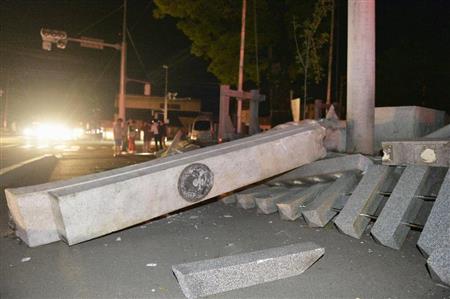 地震で倒壊した神社の柱＝１５日午前０時４３分、熊本県益城町