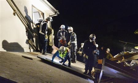 【熊本震度７】損壊した家屋で救助活動をする消防隊員ら＝１５日午前２時、熊本県益城町