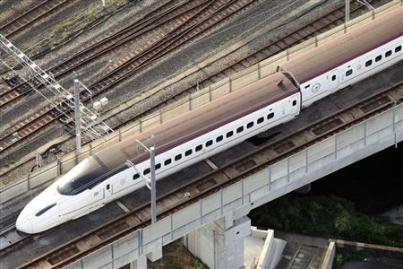 地震で脱線した九州新幹線の回送車両＝１５日午前７時７分、熊本市（共同通信社ヘリから）