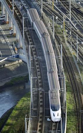 地震で脱線した九州新幹線の回送車両＝１５日午前７時６分、熊本市