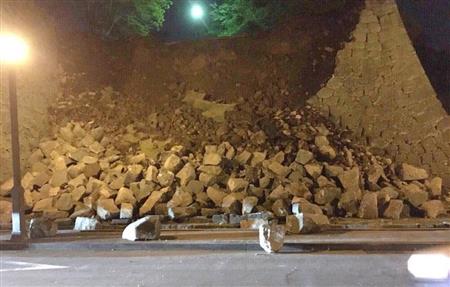 ツイッターに掲載された、地震で崩れた熊本城の石垣＝１４日午後９時３０分ごろ、熊本市中央区