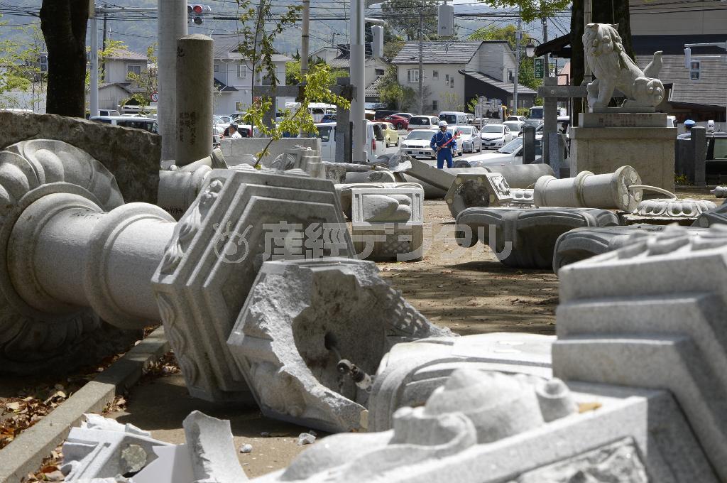 鳥居や灯籠が倒れた総領木神神社＝１５日午後０時６分、熊本県益城町（安元雄太撮影）