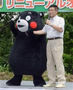 秋田県の佐竹敬久知事と握手する熊本県のＰＲキャラクター、くまモン＝平成２６年７月１９日、秋田県北秋田市（渡辺浩撮影）