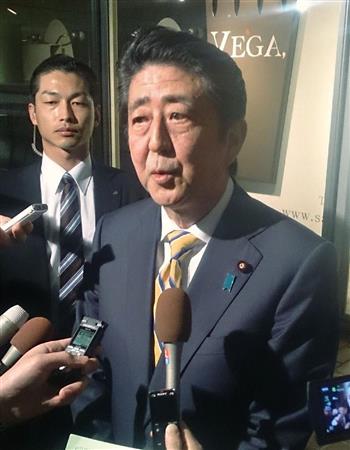 熊本県で発生した地震について記者団の質問に答える安倍首相＝１４日午後９時４０分ごろ、東京都渋谷区