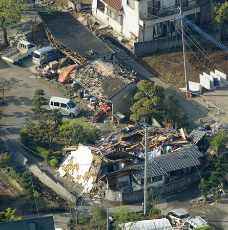 地震で壊れた住宅＝１５日午前７時５９分、熊本県益城町