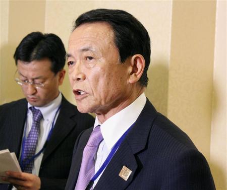 ルー米財務長官と会談後、記者の取材に応じる麻生財務相＝１４日、ワシントン（共同）