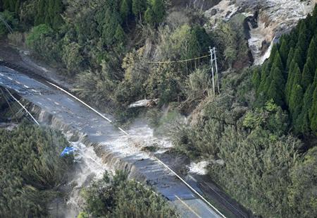 地震で土砂崩れが発生した山から道路にあふれる水。道路に沿ったＪＲ豊肥線の線路も押し流された＝１６日午前６時２３分、熊本県南阿蘇村