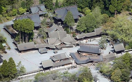 重要文化財の楼門（手前）などが倒壊した阿蘇神社＝１６日午前、熊本県阿蘇市