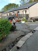 地震で１階部分が押しつぶされた、東海大阿蘇キャンパス近くのアパート＝１６日午前７時ごろ、熊本県南阿蘇村（ツイッターから）