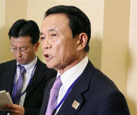 ルー米財務長官と会談後、記者の取材に応じる麻生財務相＝１４日、ワシントン（共同）