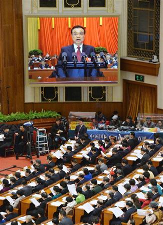 全人代で会場の大型画面に映し出された中国の李克強首相＝３月５日、北京の人民大会堂（共同）