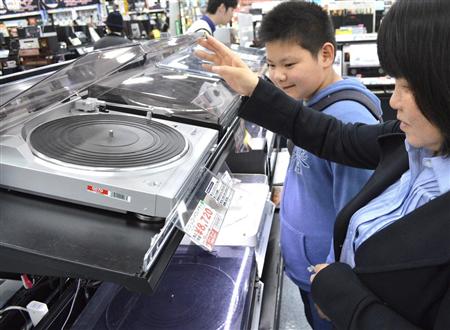 １万円前後の入門モデルのコーナーを充実させたヨドバシカメラマルチメディア梅田＝６日、大阪市北区（織田淳嗣撮影）