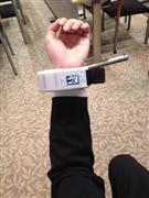 オムロンヘルスケアが開発した手首に装着するだけで、心臓の１拍ごとの血圧を測定できる機器＝１８日、東京都千代田区（黄金崎元撮影）